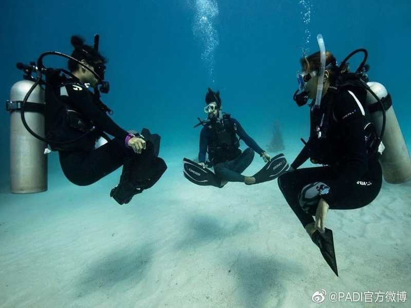 如何控制中性浮力？