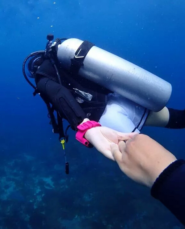 潛水拍照新姿勢(shì)，放下你的剪刀手，我們來這樣拍